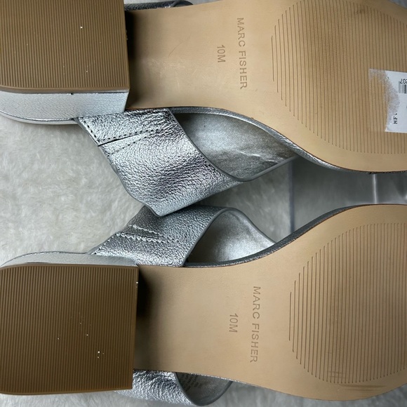 Marc Fisher Silver Textured Leather Block Heel Sandals Size 10 - Picture 12 of 12